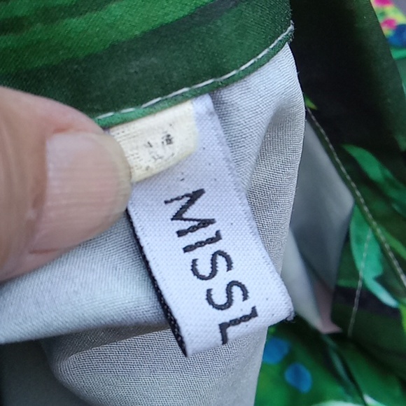 Men's Hawaiian shirt, good condition,  medium. Good stretch. - Picture 3 of 4